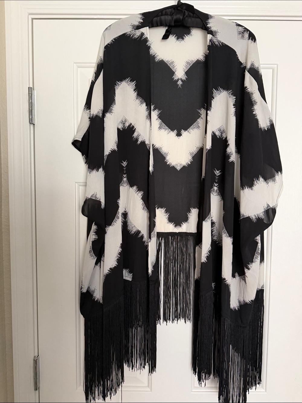 Mossimo Black and White Fringe Kimono/poncho Size M, roomy, perfect condition!